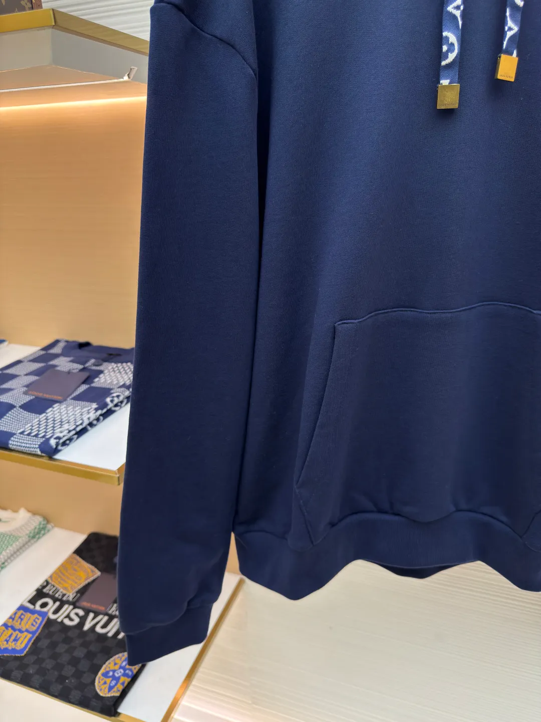 LOUIS VUITTON small logo logo hooded sweatshirt ●Authentic product: Purchased and developed for 12300 ●Item number: 1680308-A65 ●Fabric: pure cotton fabric ●Technology: jacquard production ●Version: fitted version ●Weight: about 870 grams ●Size: S-M-L-XL ●Description: Using pure cotton yarn for weaving, special weaving and finishing techniques are used. In addition, the production process of scale base fabric is relatively complicated and requires multiple processes to complete. The printing process combines the bright colors of glue printing with the characteristics of high-density elastic materials, allowing the printed pattern to better adapt to the expansion and contraction of the fabric. The hot brick process refers to the technology of fixing hot diamonds on clothing fabrics through high-temperature ironing, adding a unique visual effect. Accurately mark the location of the ironing tile pattern to ensure precision when ironing. Same style for men and women!